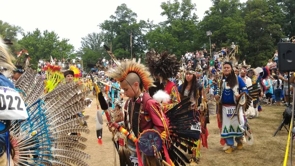 Süslü tüy dansçılar Pow wow — Stok fotoğraf