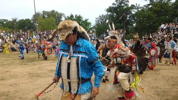 Luxusní péřová tanečníci Pow wow — Stock fotografie