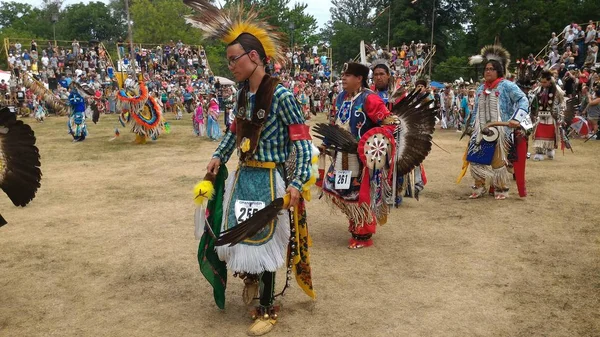 Süslü tüy dansçılar Pow wow — Stok fotoğraf