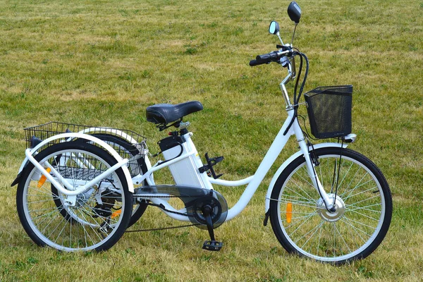Электрический велосипед в парке — стоковое фото