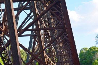 Paslı metal tren yolu Köprüsü