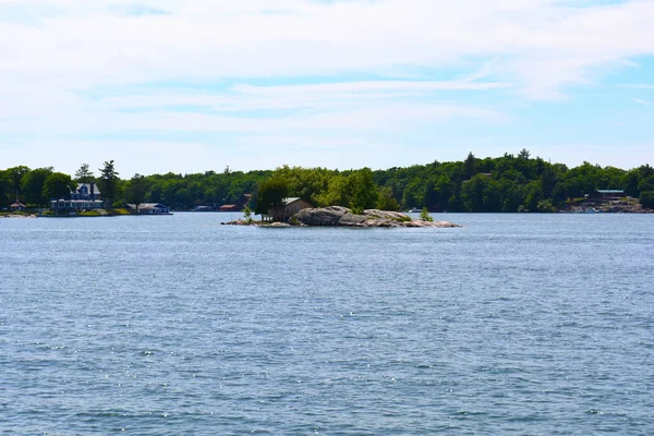 Ö med hus i tusen öar Region — Stockfoto