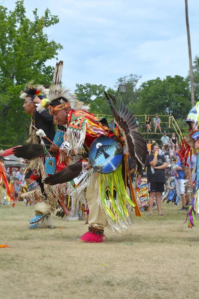 Fantasievolle Federtänzer pow wow — Stockfoto