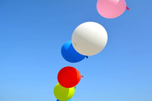 Balões multicoloridos no céu azul — Fotografia de Stock