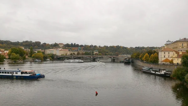 Ponte Charles vista sobre o rio Vltava — Fotografia de Stock
