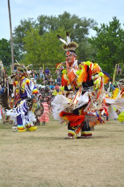 Süslü tüy dansçılar Pow wow