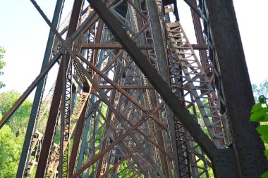 Paslı metal tren yolu Köprüsü