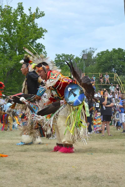 Ballerini di piume di fantasia Pow wow — Foto Stock