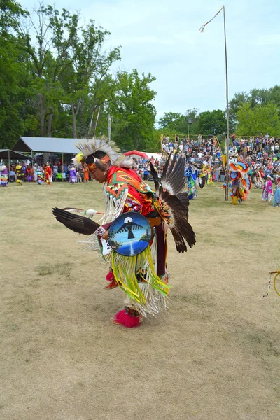 Bailarinas de plumas de lujo Pow wow — Foto de Stock