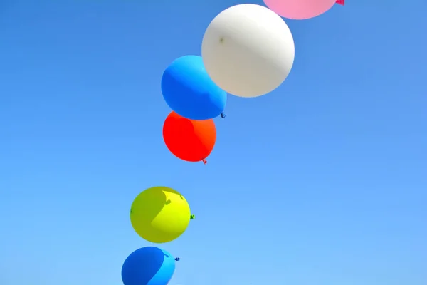 Barevné bubliny na modré obloze — Stock fotografie
