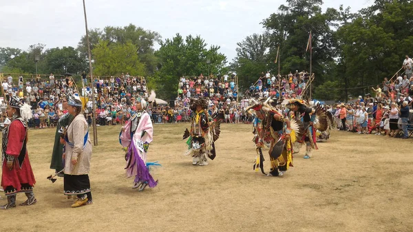 Fantasievolle Federtänzer pow wow — Stockfoto