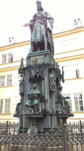 Staty av charles iv nära charles bridge — Stockfoto