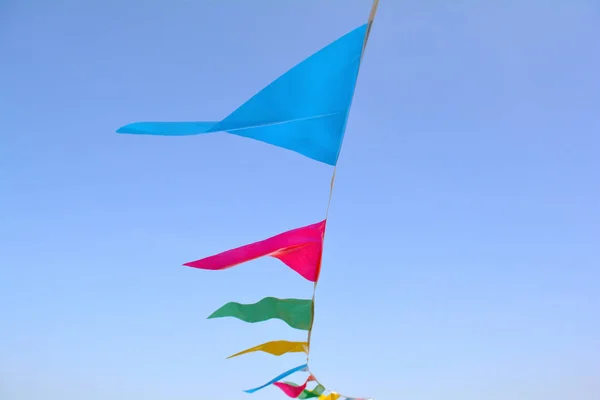 Bandeiras triangulares penduradas na corda — Fotografia de Stock