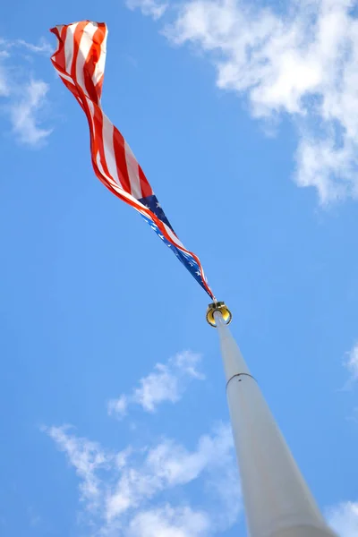 Americká vlajka na modré obloze — Stock fotografie
