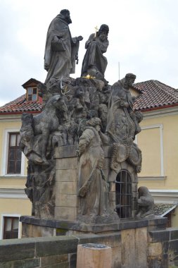 Charles Köprüsü'nün heykel dekorasyon