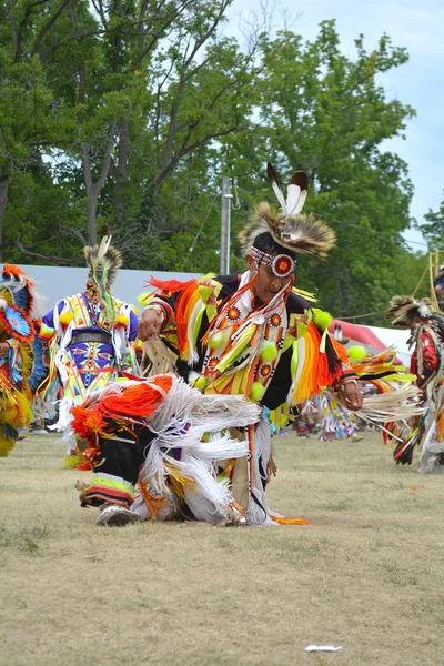 Ballerini di piume di fantasia Pow wow — Foto Stock