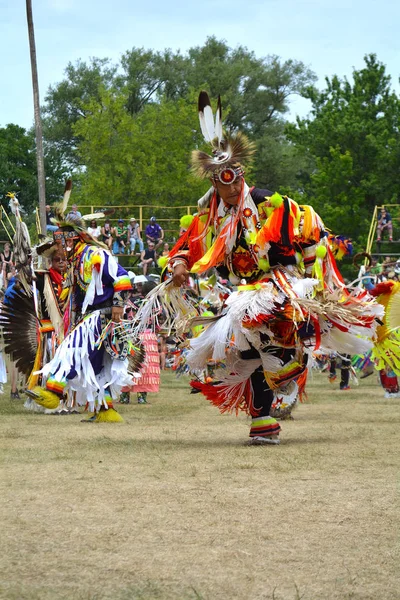 Fantazyjne Feather tancerzy Pow wow — Zdjęcie stockowe