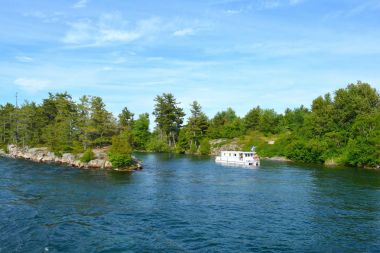 St. Lawrence Nehri üzerinde bir tekne turist