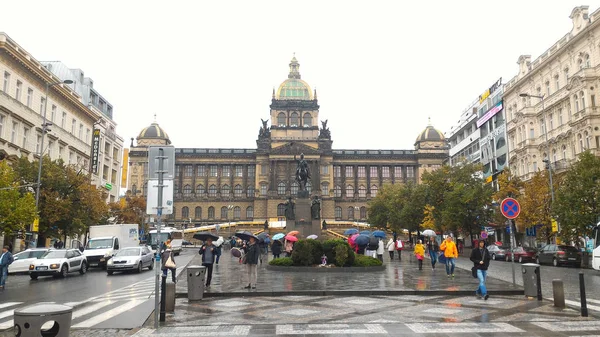 Praça Venceslau e Museu Nacional em Praga — Fotografia de Stock