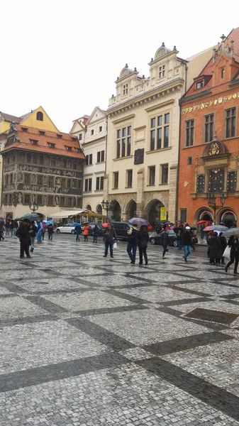 Persone sulla piazza di Praga — Foto Stock