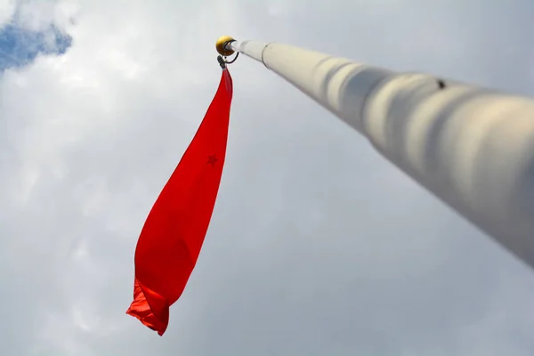 Флаг Китая в небе — стоковое фото