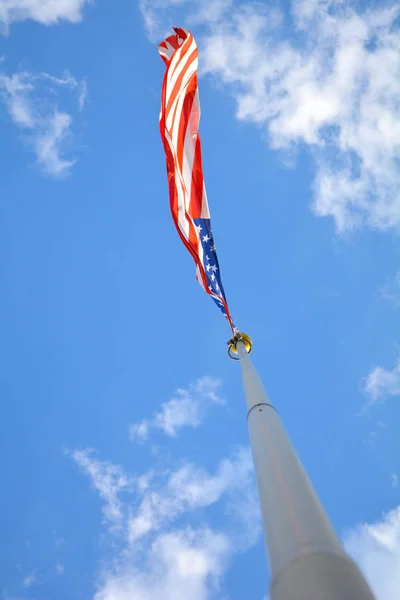 Bandeira americana no céu azul — Fotografia de Stock