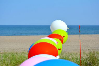 Mavi gökyüzü üzerinde çok renkli balonlar