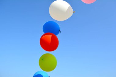 Mavi gökyüzü üzerinde çok renkli balonlar