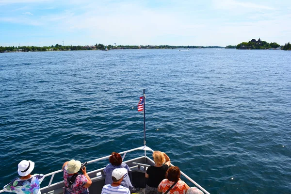 Toeristen op cruise boot — Stockfoto