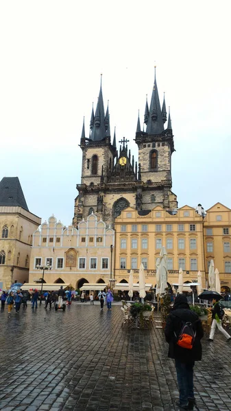プラハのペンションティン教会と広場 — ストック写真