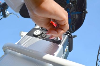 Kadın pembe çivi ve manikür ile Elektrikli bisiklet kilidi
