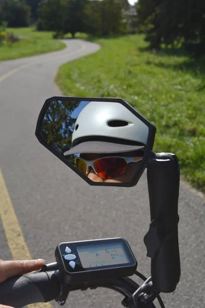 Reflejo de cara de mujer en el espejo de bicicleta eléctrico . — Foto de Stock