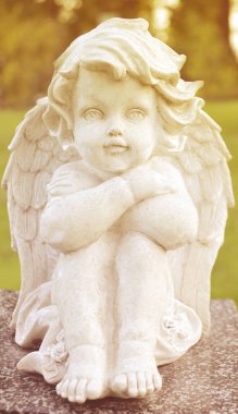 Sevimli küçük aşk tanrısı melek figürü 