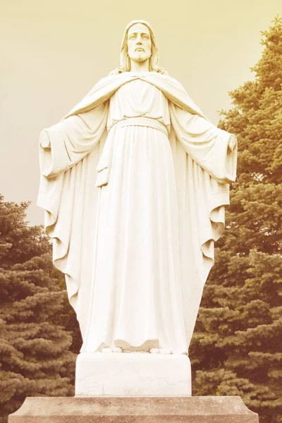 Statue de Jésus Christ Roi de pierre blanche . — Photo