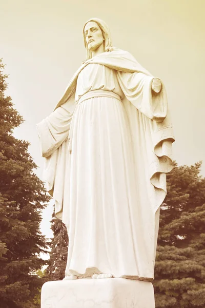 Jezus Christus de koning standbeeld van witte steen. — Stockfoto