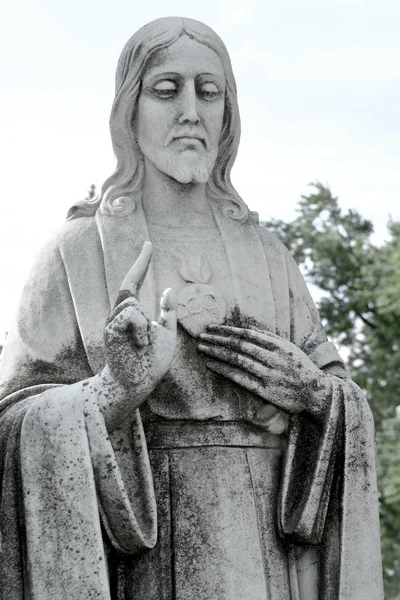 Jesusstatue aus nächster Nähe mit Herz-Jesu. — Stockfoto