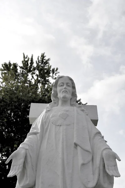 Estátua de mármore da metade superior do Sagrado Coração de Jesus . — Fotografia de Stock