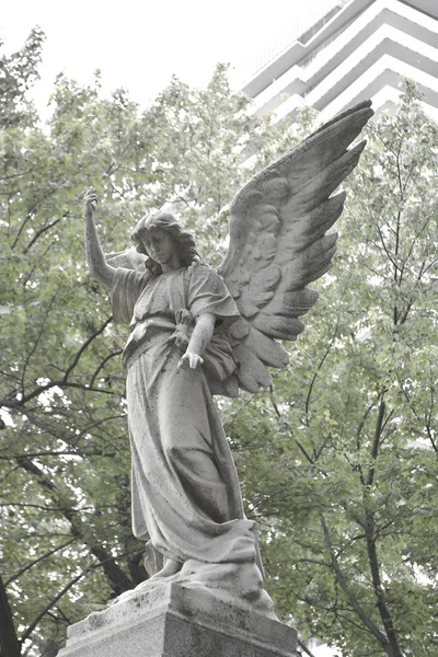 Anjo triste vintage em um cemitério — Fotografia de Stock