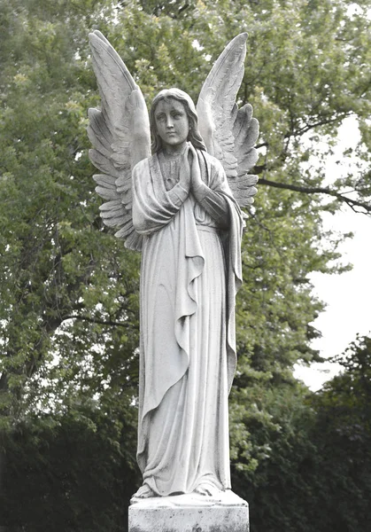 Bir mezarlık Vintage üzgün melek — Stok fotoğraf
