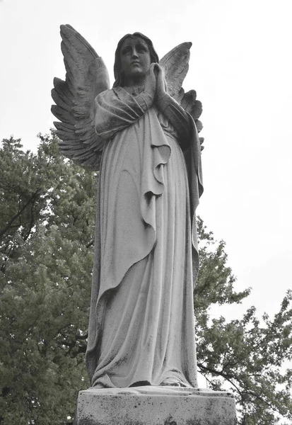 Vintage ángel triste en un cementerio — Foto de Stock