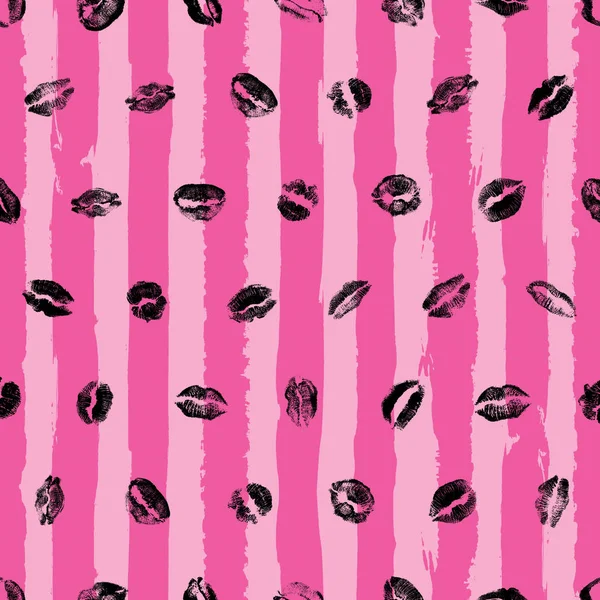 Rosa Lippen nahtloses Muster auf gestreiftem Hintergrund. — Stockvektor