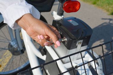 Kadın pembe çivi ve manikür ile Elektrikli bisiklet kilidi