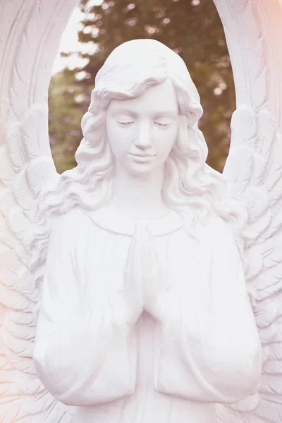 Szomorú angyal márvány szobor. — Stock Fotó