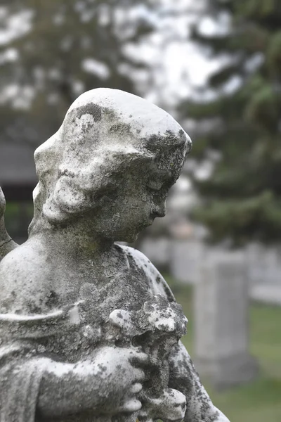 Triste escultura de mármore anjo . — Fotografia de Stock