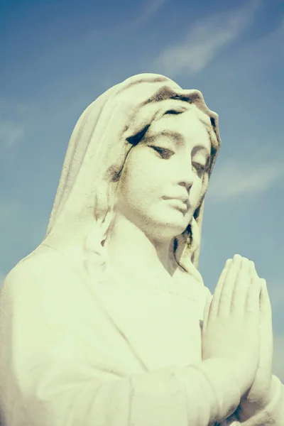 Vintage staty av en lidande Jungfru Maria be. — Stockfoto