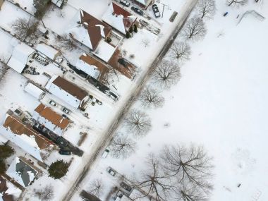 Hava kuş gözü görünümü manzarası kış sezonu itibariyle Kanada. Kar yüksek düzeyde kaplı arka planda üst görünümden alçak yüzlerce evler. 