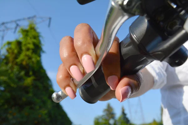 Vrouw Hand Met Helder Roze Nagels Het Handvat Van Fiets — Stockfoto