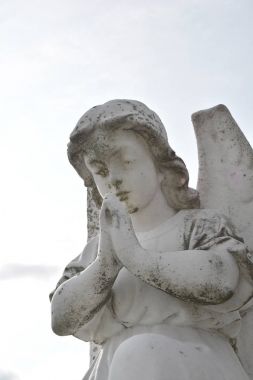 Kutsal melek Hıristiyanlık dini sembol. Koruyucu melek kanatları antik heykel ile. Emniyet ve güvenlik sembolü.