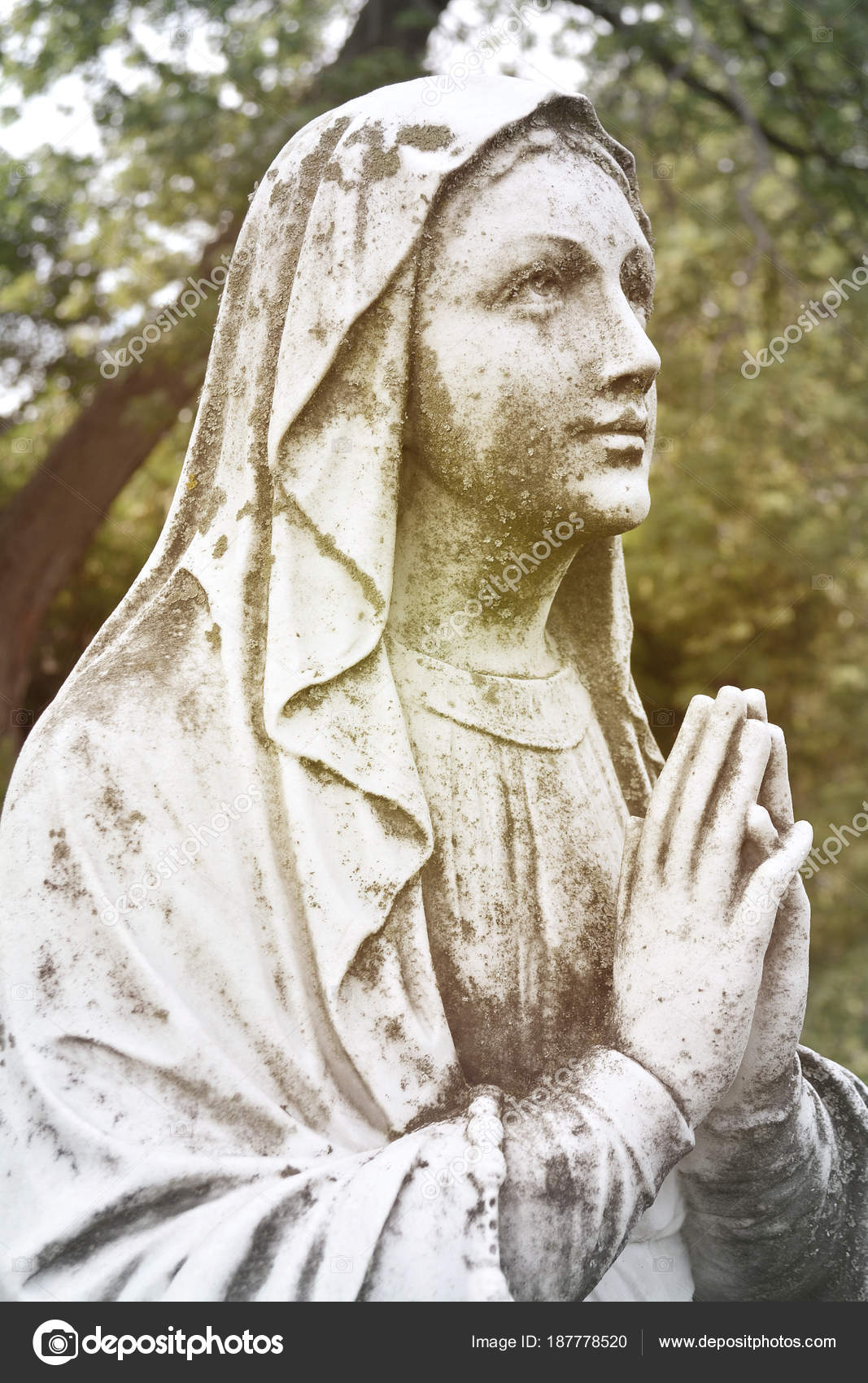 ビンテージ苦しみ聖母マリア像に祈る。悲しみのマリア. — ストック写真