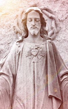 İsa'nın kutsal kalbi tasvir eden boy. Dev taş heykel